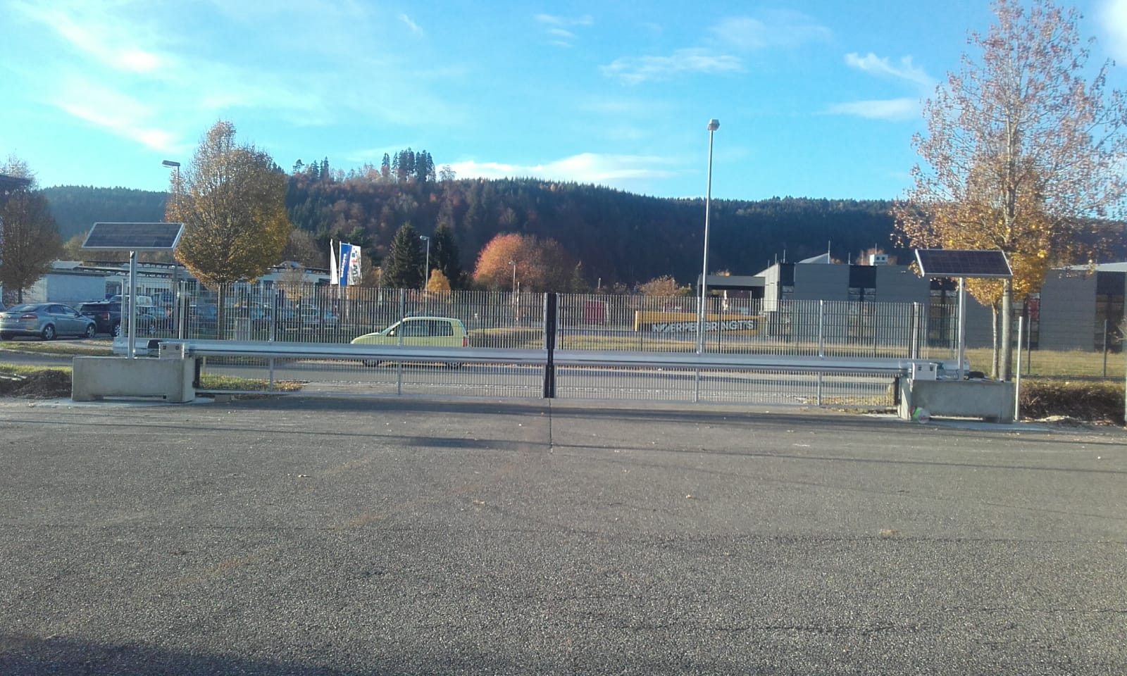 Mobiles Rolltor im Einsatz. In diesem Beispiel um einen Parkplatz gegen widerrechtliches Parkieren ausserhalb der &Ouml;ffnungszeiten abzusichern.